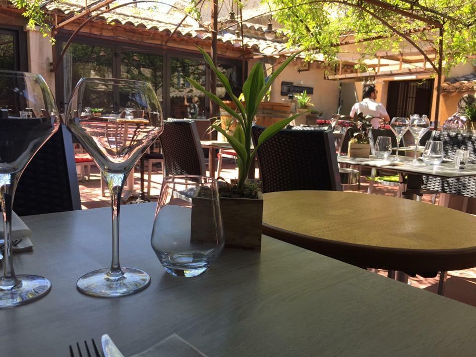 Готель Le Vieux Bistrot Cabrieres-d'Avignon Екстер'єр фото