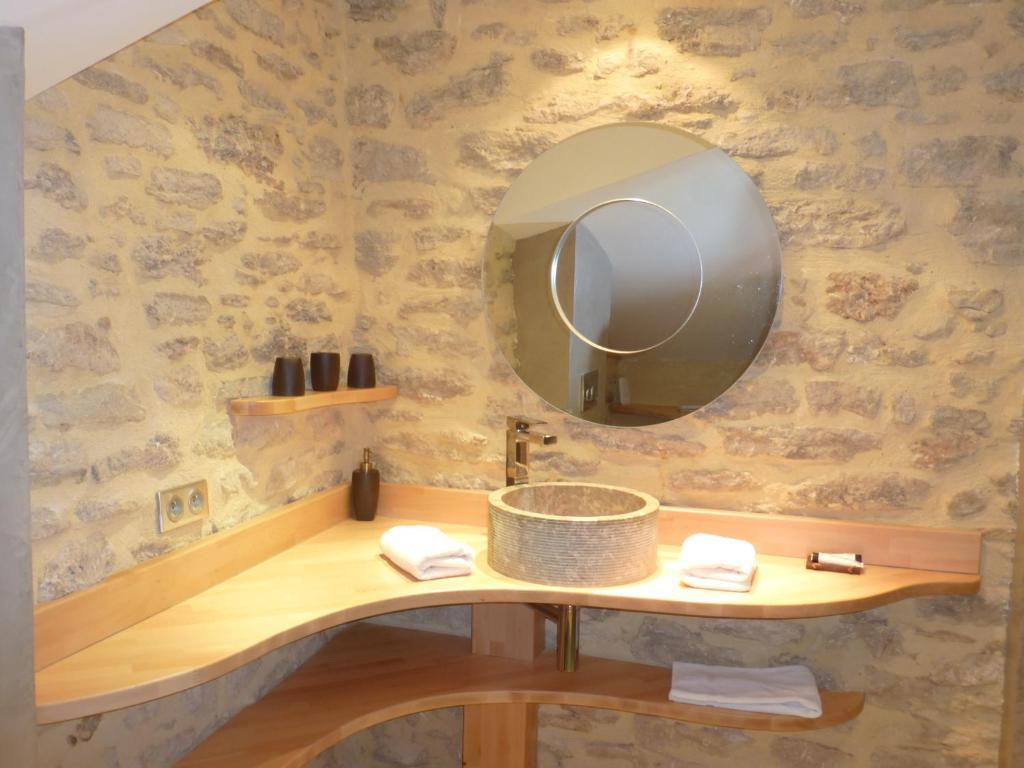 Готель Le Vieux Bistrot Cabrieres-d'Avignon Номер фото