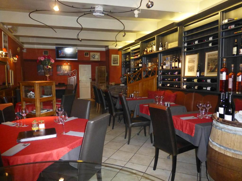Готель Le Vieux Bistrot Cabrieres-d'Avignon Екстер'єр фото