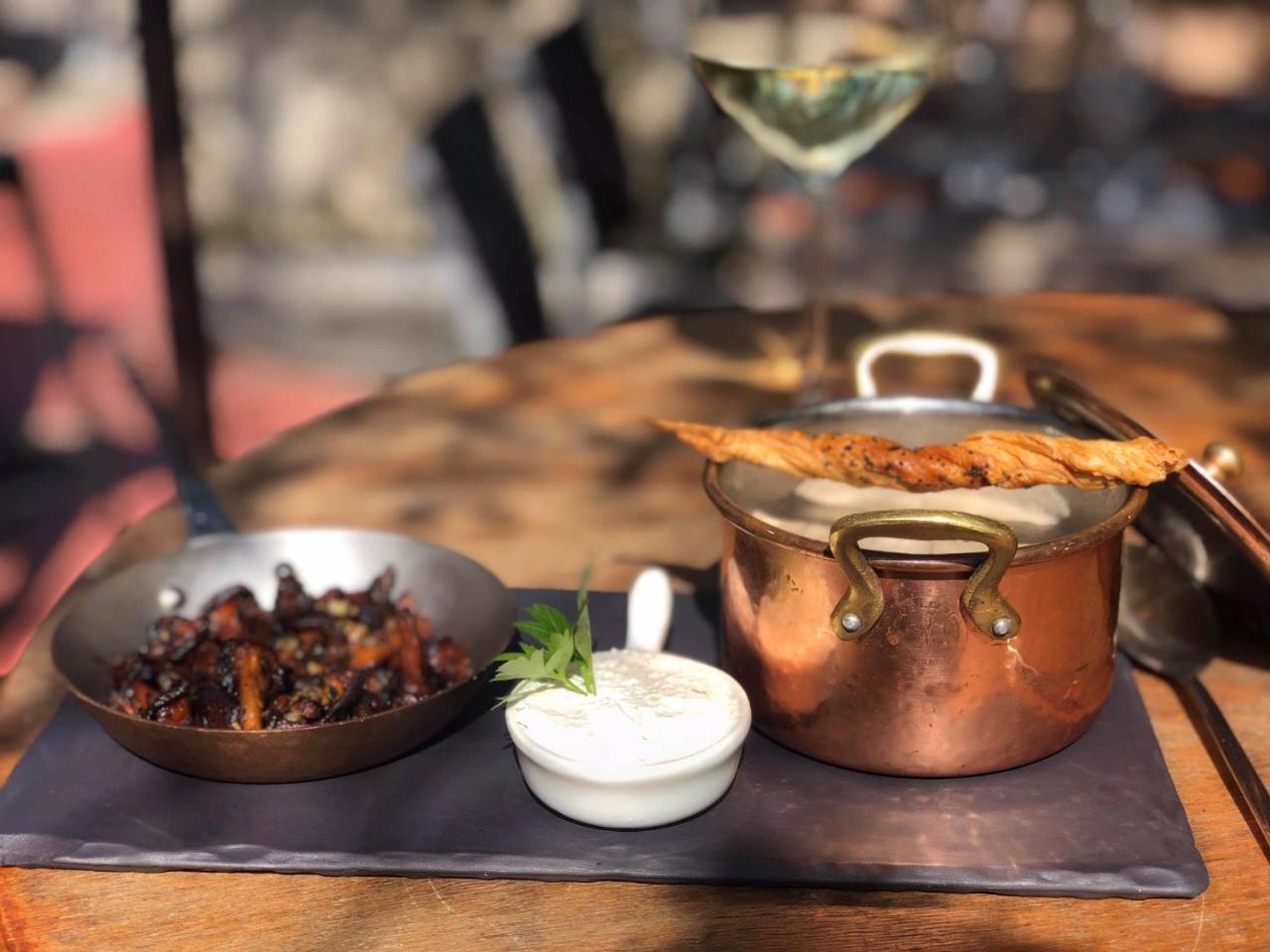 Готель Le Vieux Bistrot Cabrieres-d'Avignon Екстер'єр фото