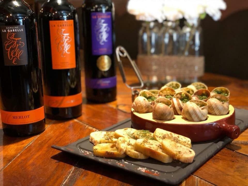 Готель Le Vieux Bistrot Cabrieres-d'Avignon Екстер'єр фото